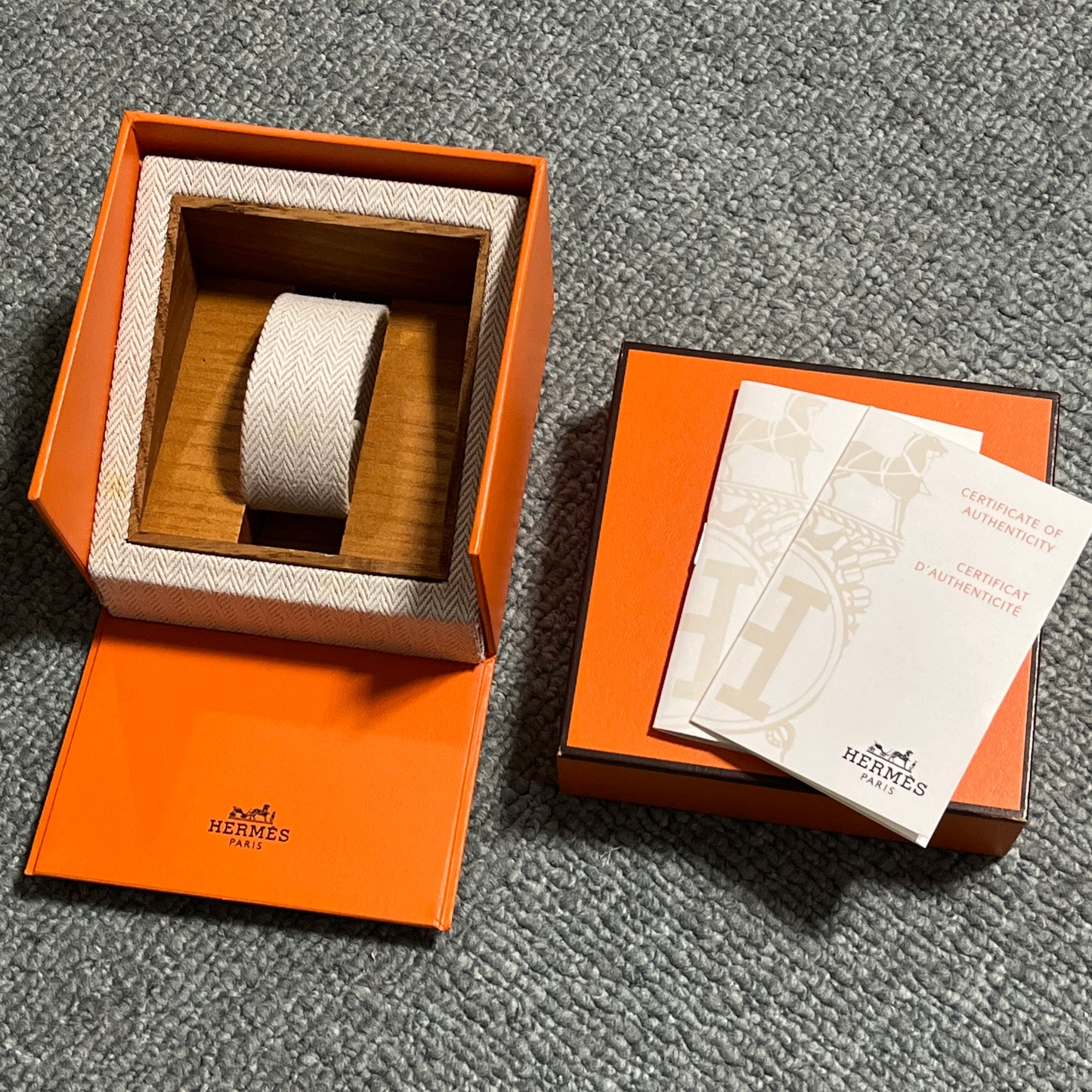 HH1.210 H watch 2HER01-00257