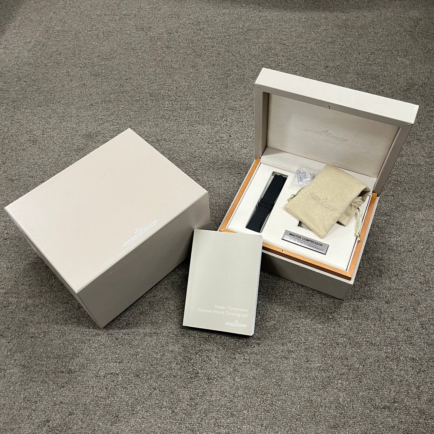 Q1768470 Master Compressor Extreme World Chronograph 2JLC01-00132