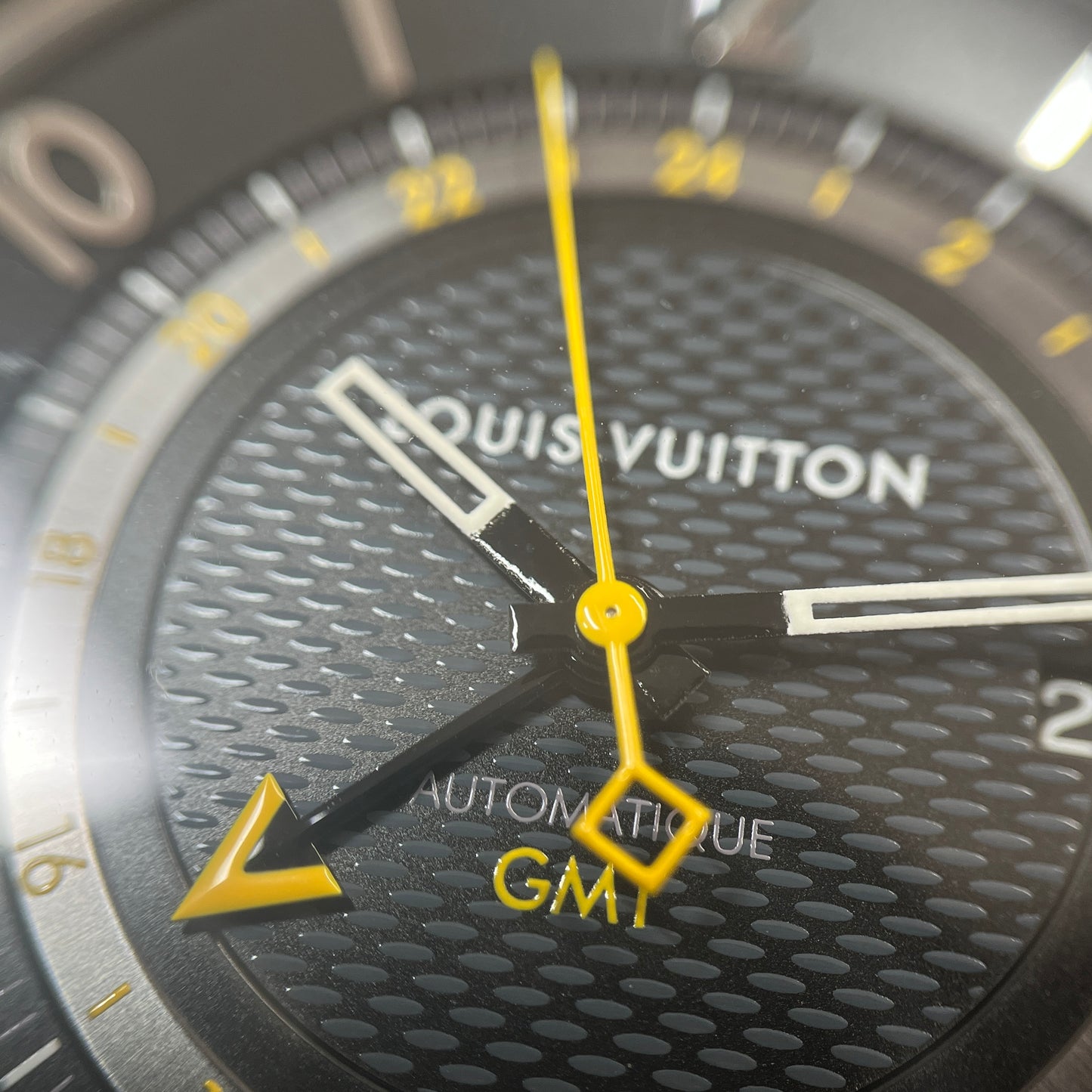 Q8D30 Tambour Moon GMT 2L-V01-00125