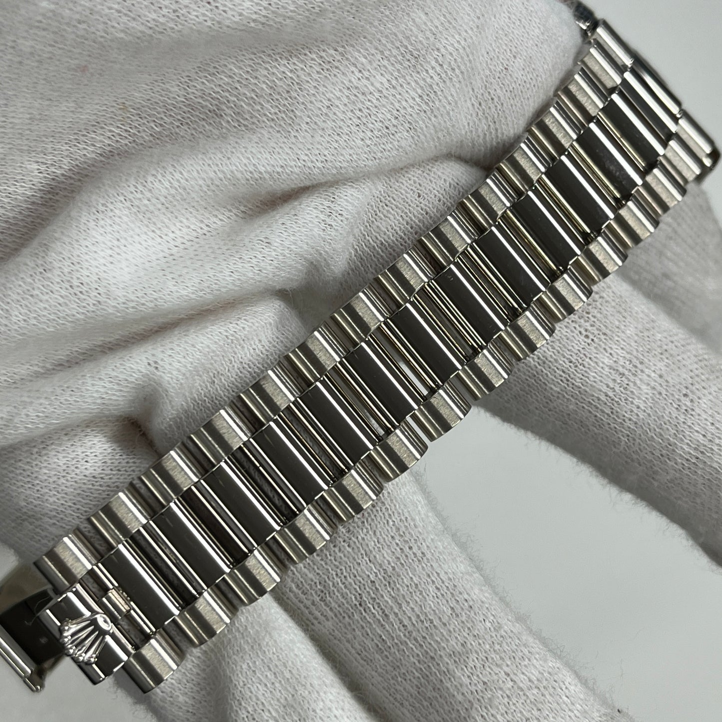 218239A Day Date ll Random Serial Number 2R-X01-01105