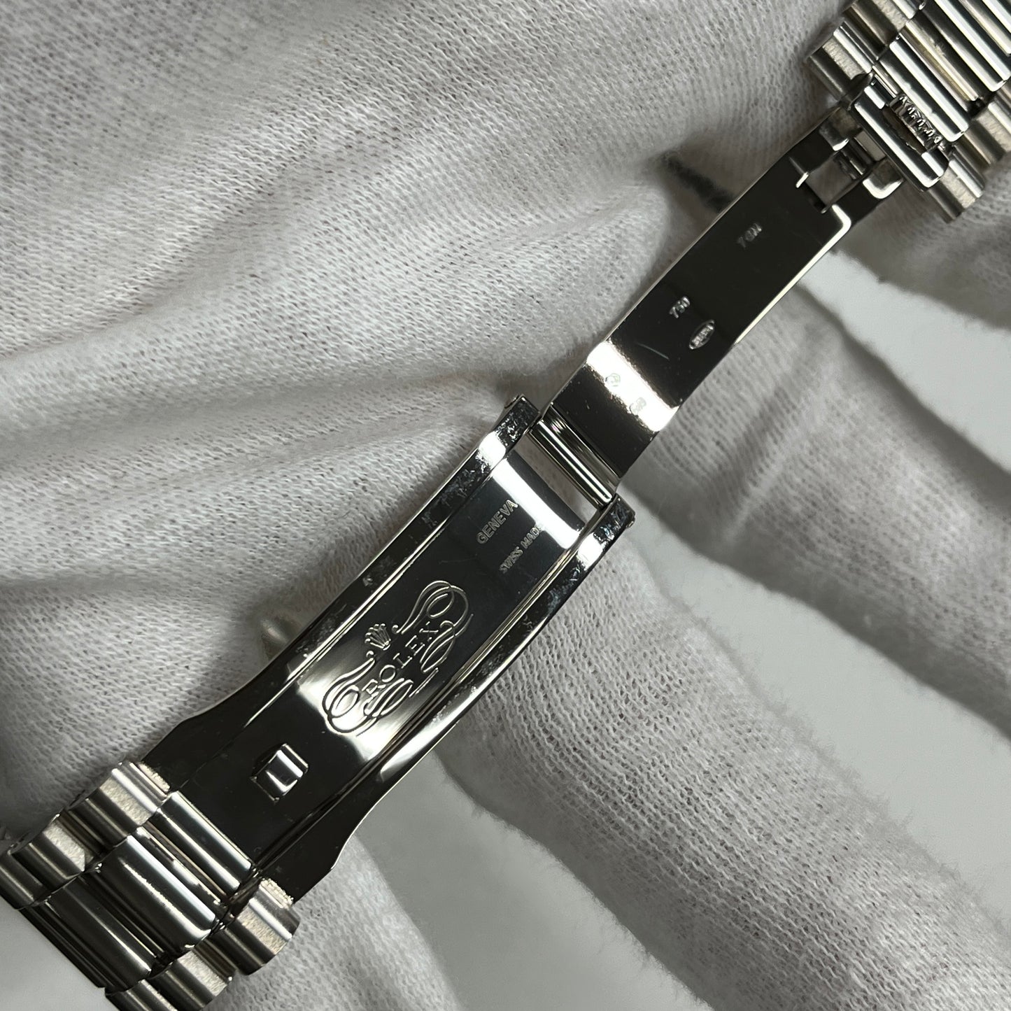 218239A Day Date ll Random Serial Number 2R-X01-01105